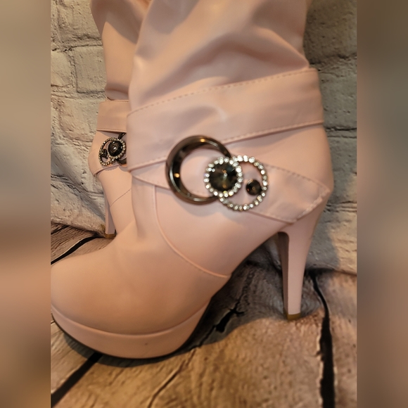 Never had a chance to wear these more than one time, because they didn't fit... - Picture 2 of 4